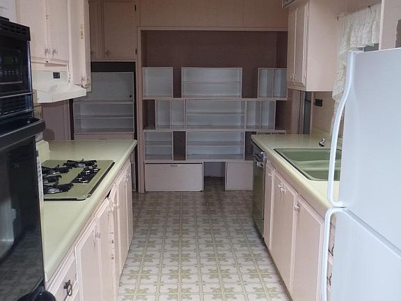 2nd image of 36 El Paseo St