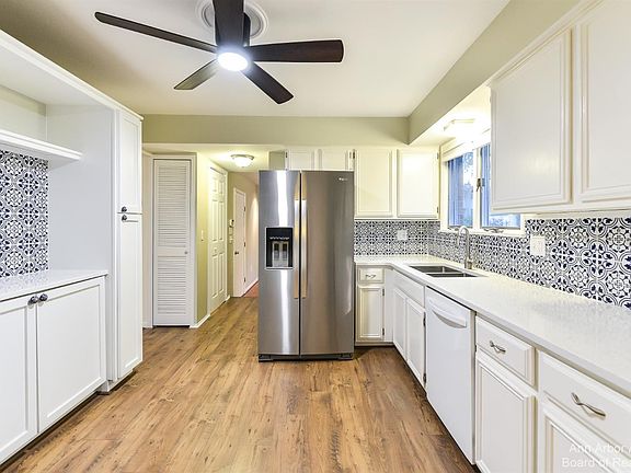3rd image of 617 Eastlook Dr