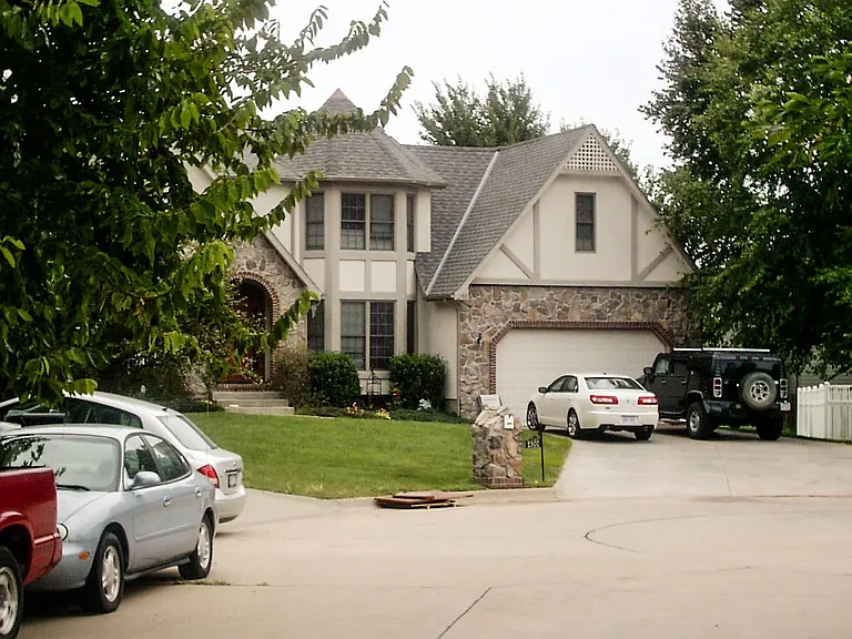 Nice quiet neighborhood cul-de-sac