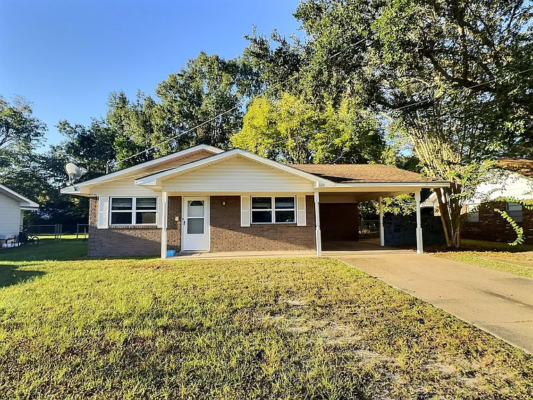 302 Hunter Dr — Photo 1