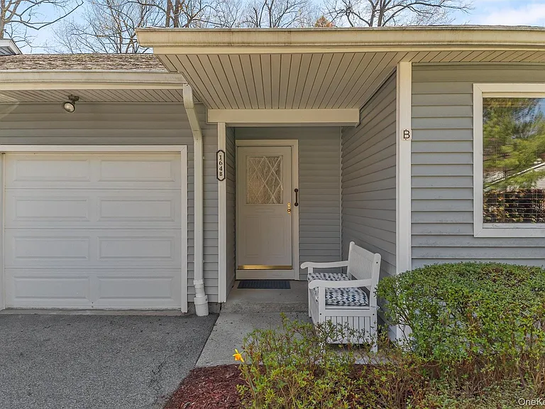 164 Carriage Ct #B — Photo 2