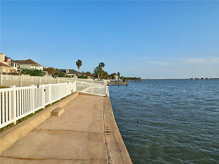 1343 Bayview Dr — Photo 39