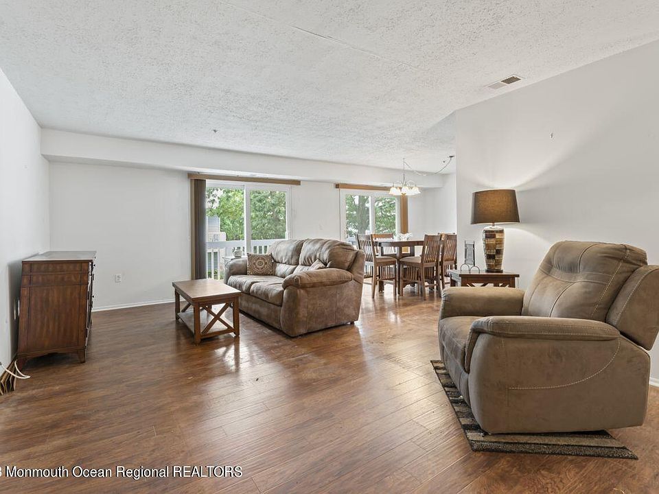 1st image of 902 Scarlet Oak Avenue