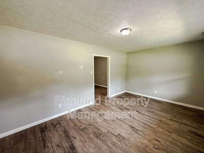 3 bed, 1.5 bath, 1100 sqft, $1,375 — Photo 3