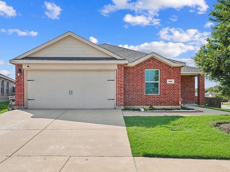 900 Sapphire Dr — Photo 1