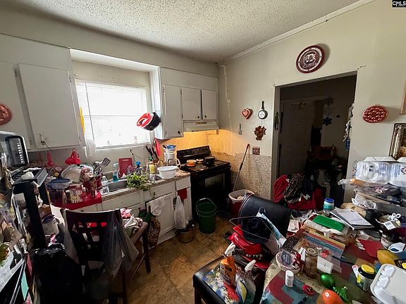 4th image of 831 Summit Ave