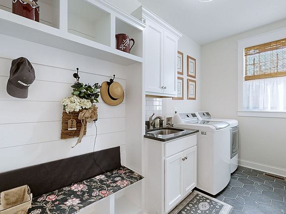 3rd image of 4016 Canberra Dr