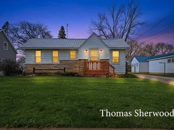 409 W Oak St, Fremont, MI 49412