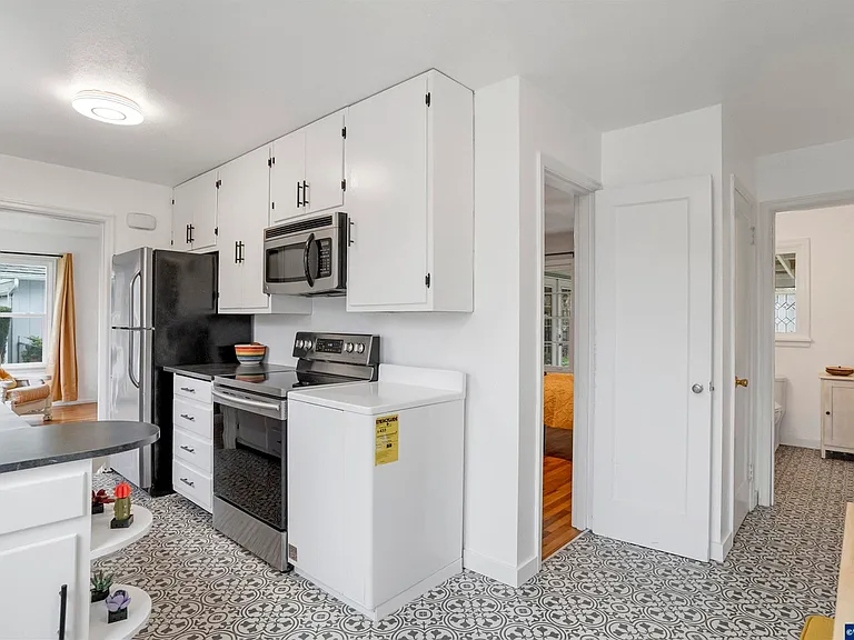 1025 22nd St NE — Photo 7