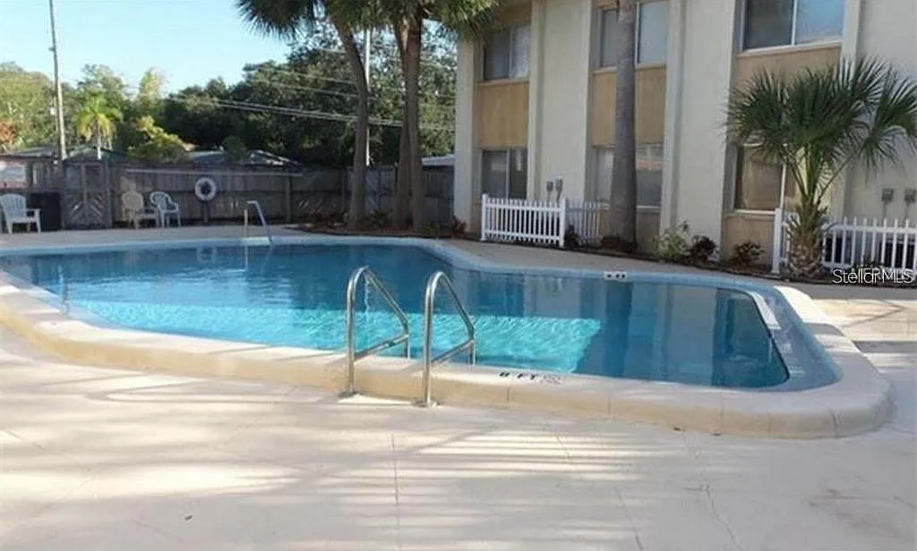 1 bed, 1.0 bath, 555 sqft, $1,200 — Photo 1