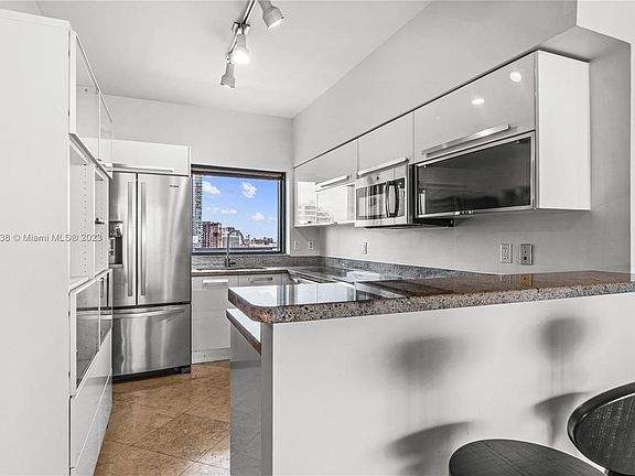 5th image of 601 NE 36th St APT 2004