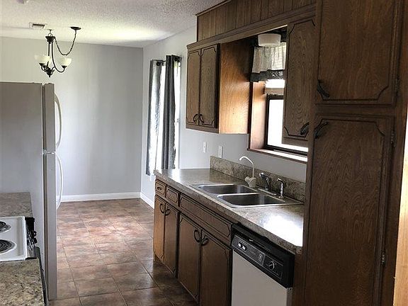 5th image of 815 W 18th St