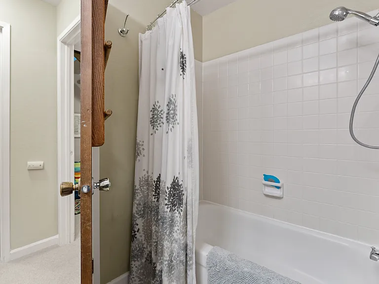 21187 E Cliff Dr — Photo 5
