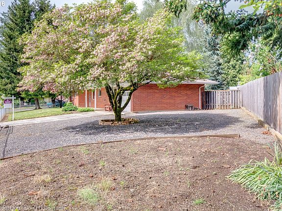 3rd image of 208 NW Overlook Dr