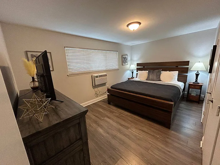 Royal Oak Place Apartments — Photo 10