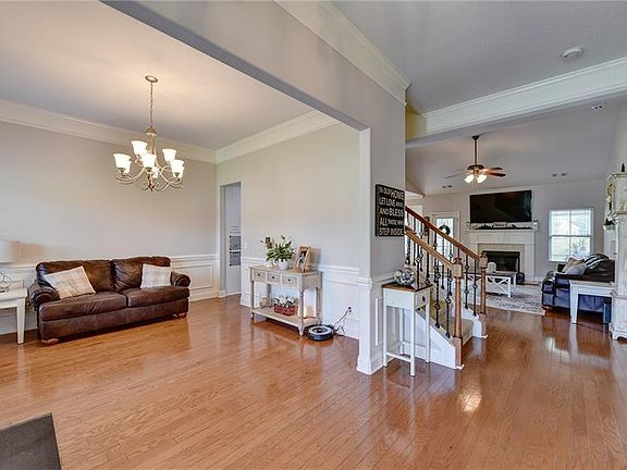 2nd image of 32 Wellington Cir