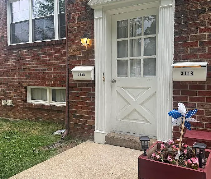 311 Forrest Ave #B — Photo 2
