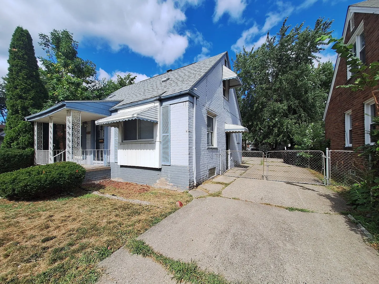 Brick Bungalow with 3 bed and 2 baths — Photo 2