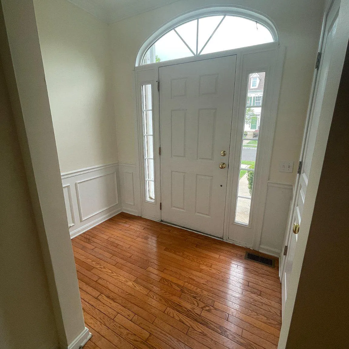 3 bed, 2.5 bath, 2016 sqft, $3,000 — Photo 2