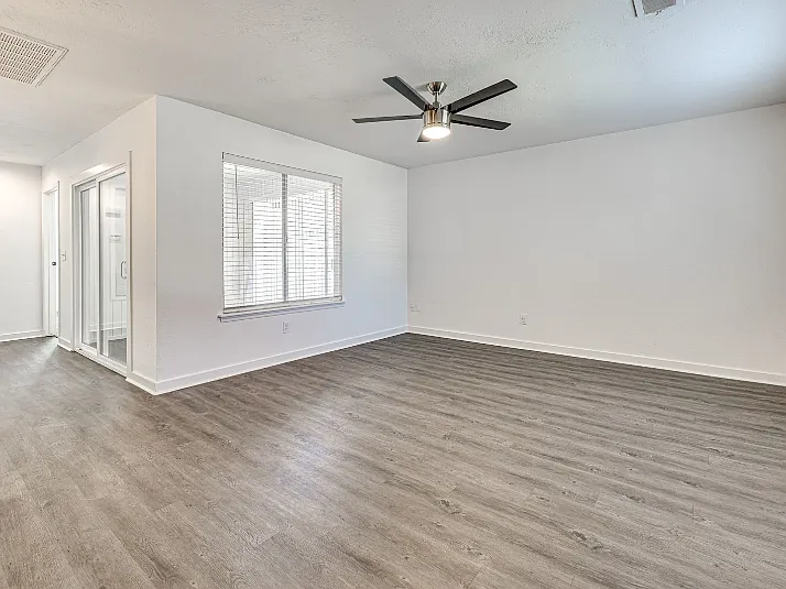 2 bed, 1000 sqft, $1,455 — Photo 4