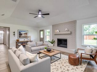 402 Country Meadow Dr, Mansfield, TX 76063