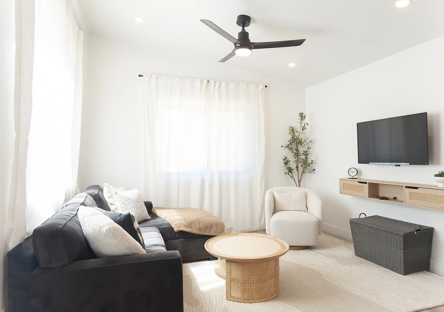 Modern Small Home — Photo 3