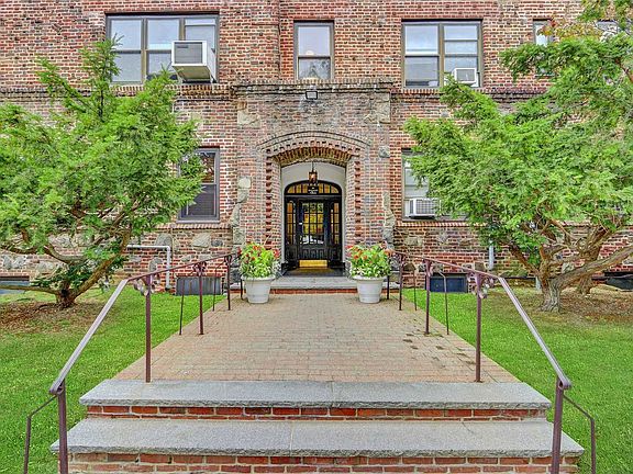 2nd image of 141 Wyckoff Pl APT 2D