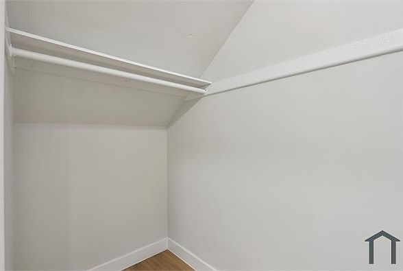 1st image of 1609 1/2 W 49th St