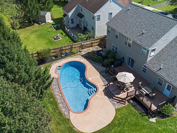 4th image of 35 Pine Tree Dr