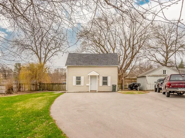 1204 W 3rd St, Cedar Falls, IA 50613