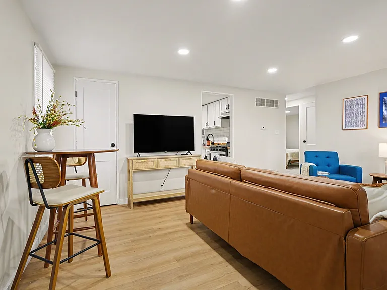1110 Roberts St — Photo 11