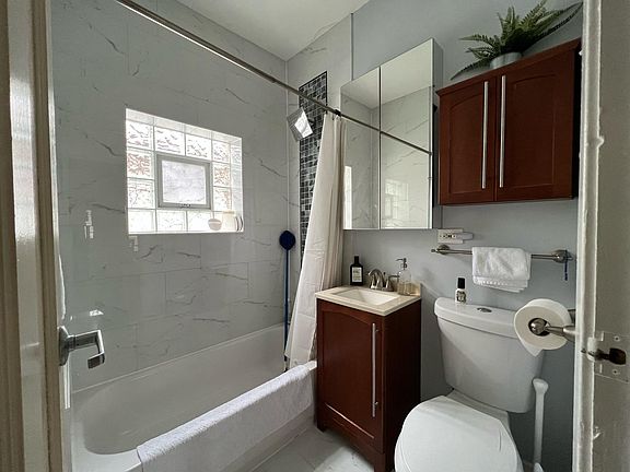 2nd image of 2124 W Ainslie St #2