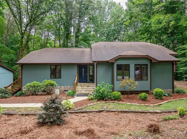 4907 Golden Oaks Dr, Oak Ridge, NC 27310
