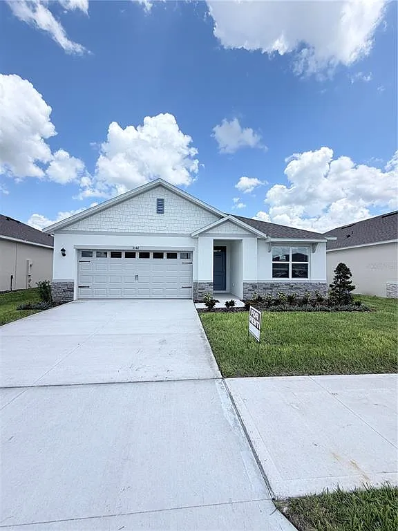 3 bed, 2.0 bath, 1672 sqft, $2,075 — Photo 1