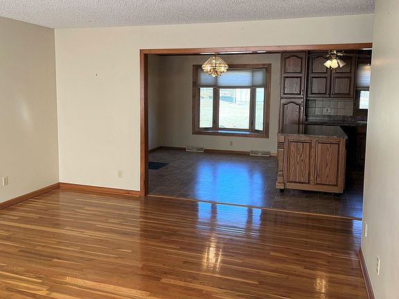 4th image of 848 NW Pleasant Hill Ln