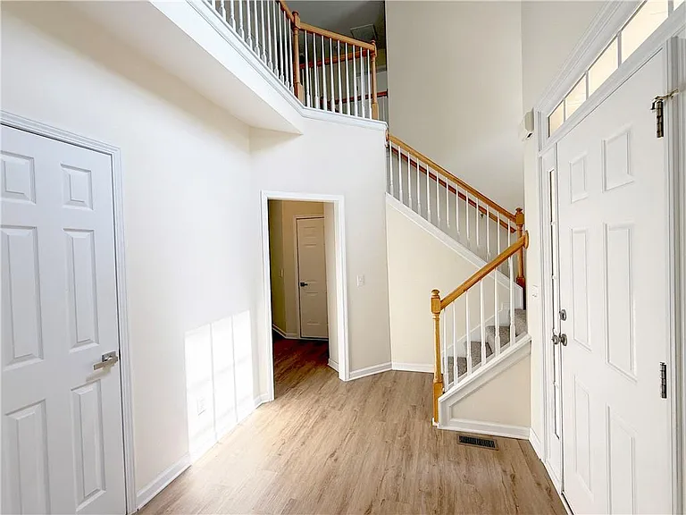 350 Laurel Glen Xing — Photo 2