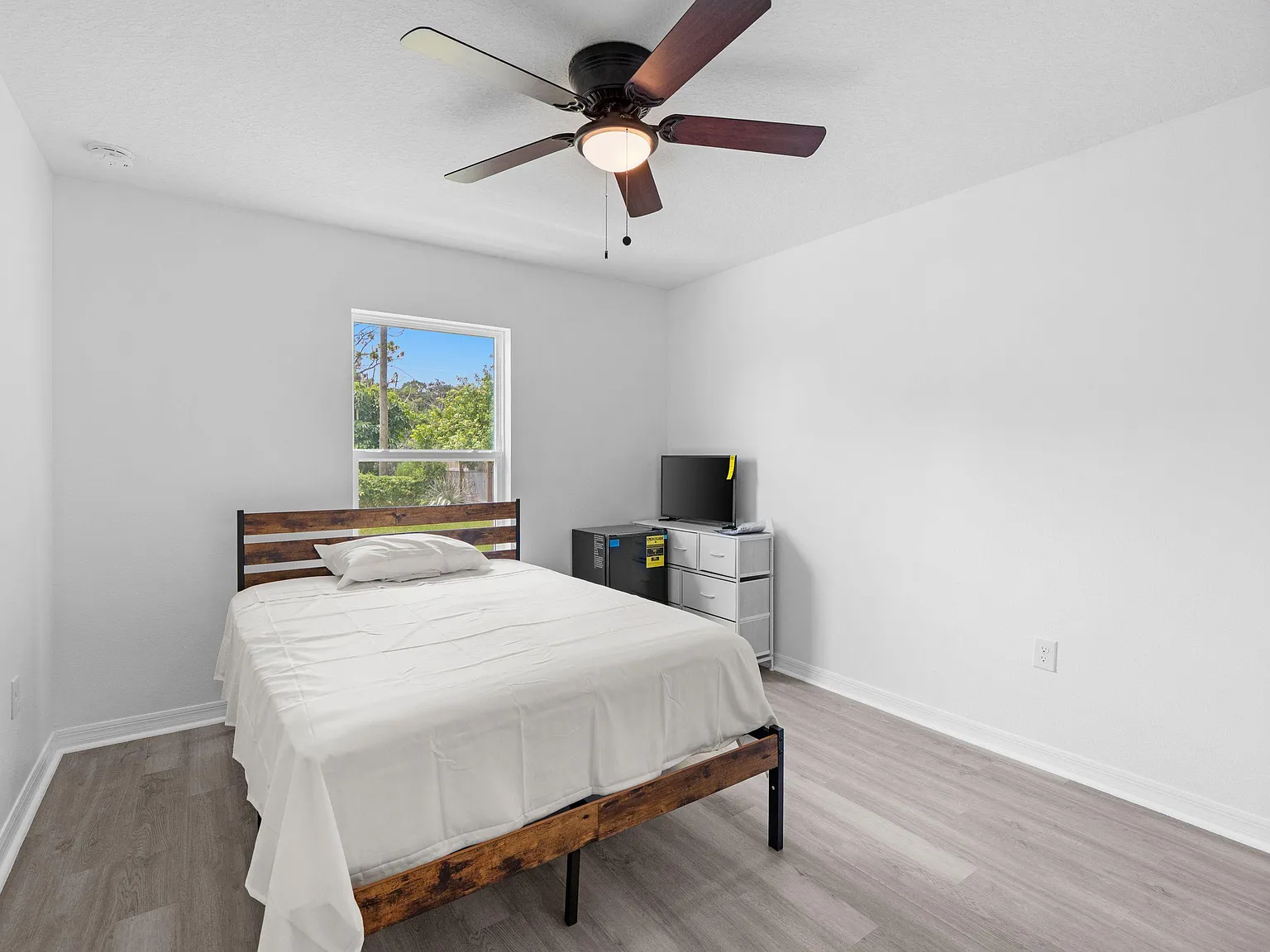 4 bed, 2.0 bath, 1300 sqft, $866 — Photo 1