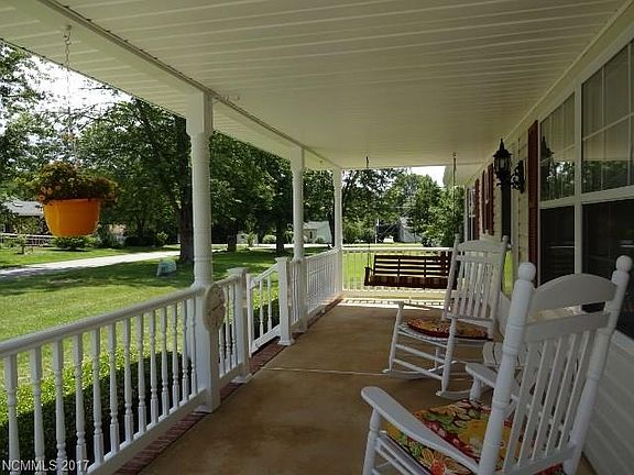 4th image of 4 Meadow Dr