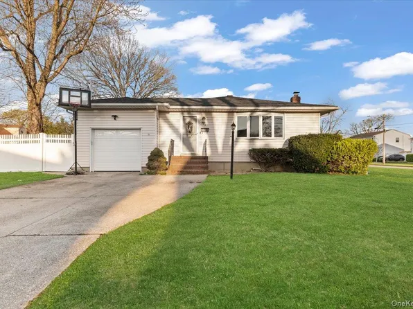 719 Catskill Avenue, Lindenhurst, NY 11757