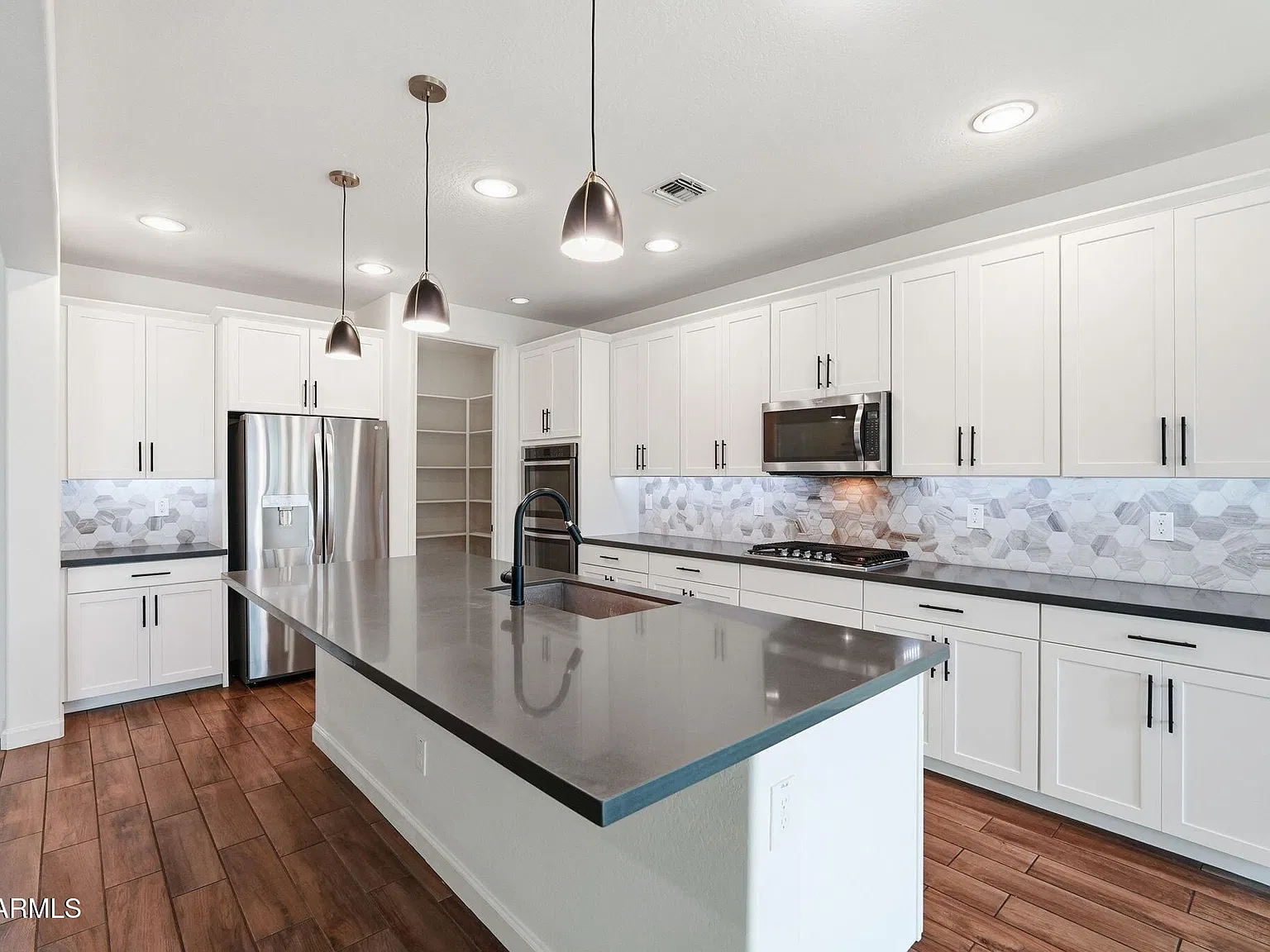 4 bed, 3.0 bath, 2404 sqft, $2,995 — Photo 4