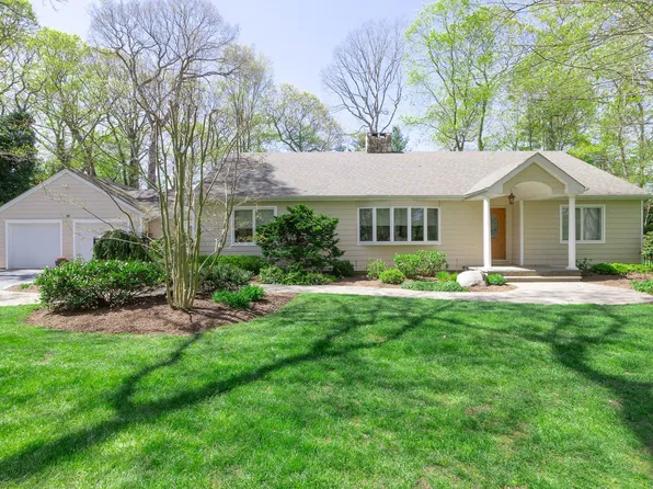 39 Roundabout Road, Smithtown, NY 11787