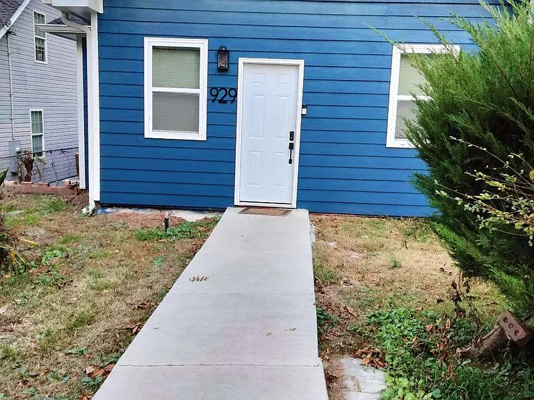 929 N Grand Ave NW — Photo 1