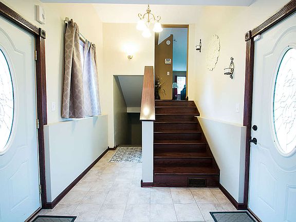 4th image of 1690 Jessie St N