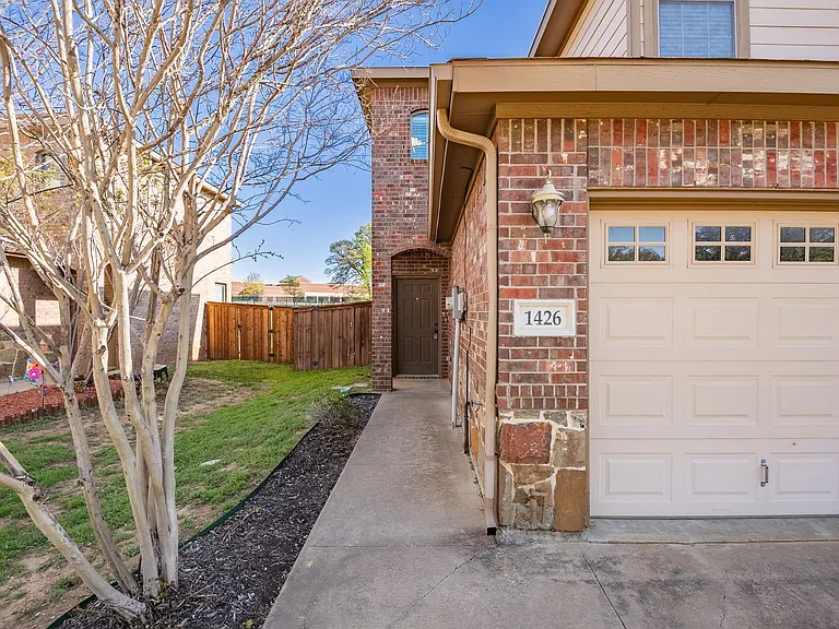 1426 Piedmont Dr — Photo 1