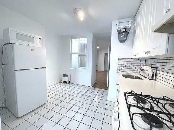 3rd image of 232 E 77th St APT 19