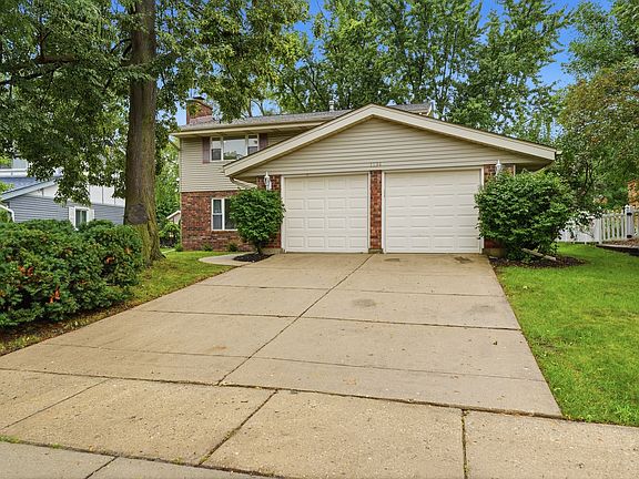 3rd image of 1134 Pinehurst Ln