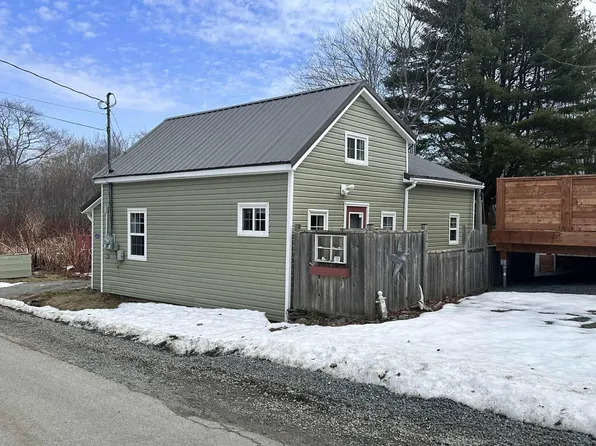 65 Town Lake Rd, Liverpool, NS B0T 1P0