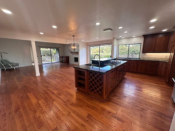 3rd image of 607 Augusta Dr
