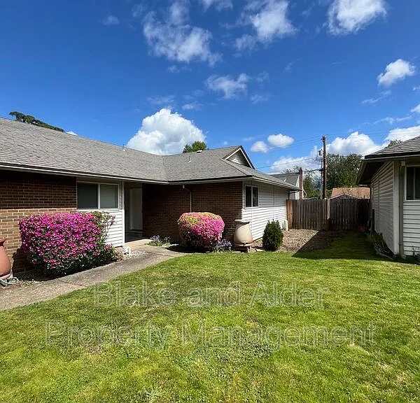 5531 SW Lombard Ave — Photo 1