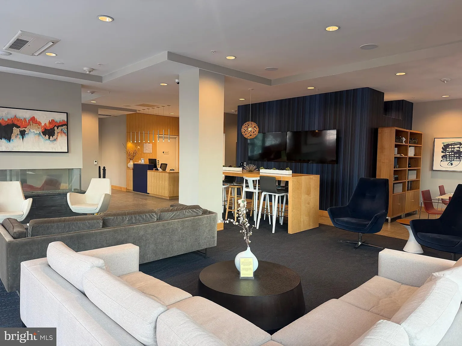 2 bed, 2.0 bath, 744 sqft, $2,000 — Photo 2